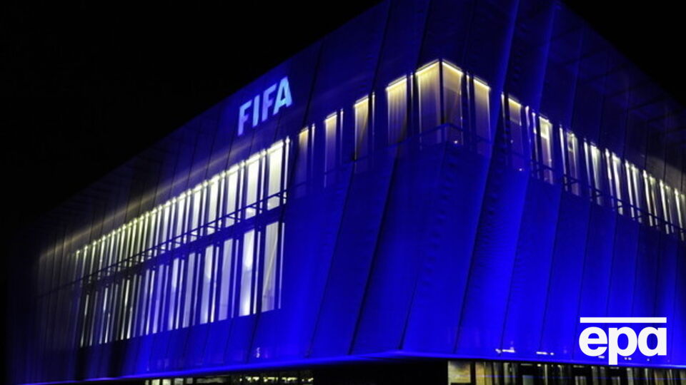 Спонсоры и организации отказываются от сотрудничества с ФИФА