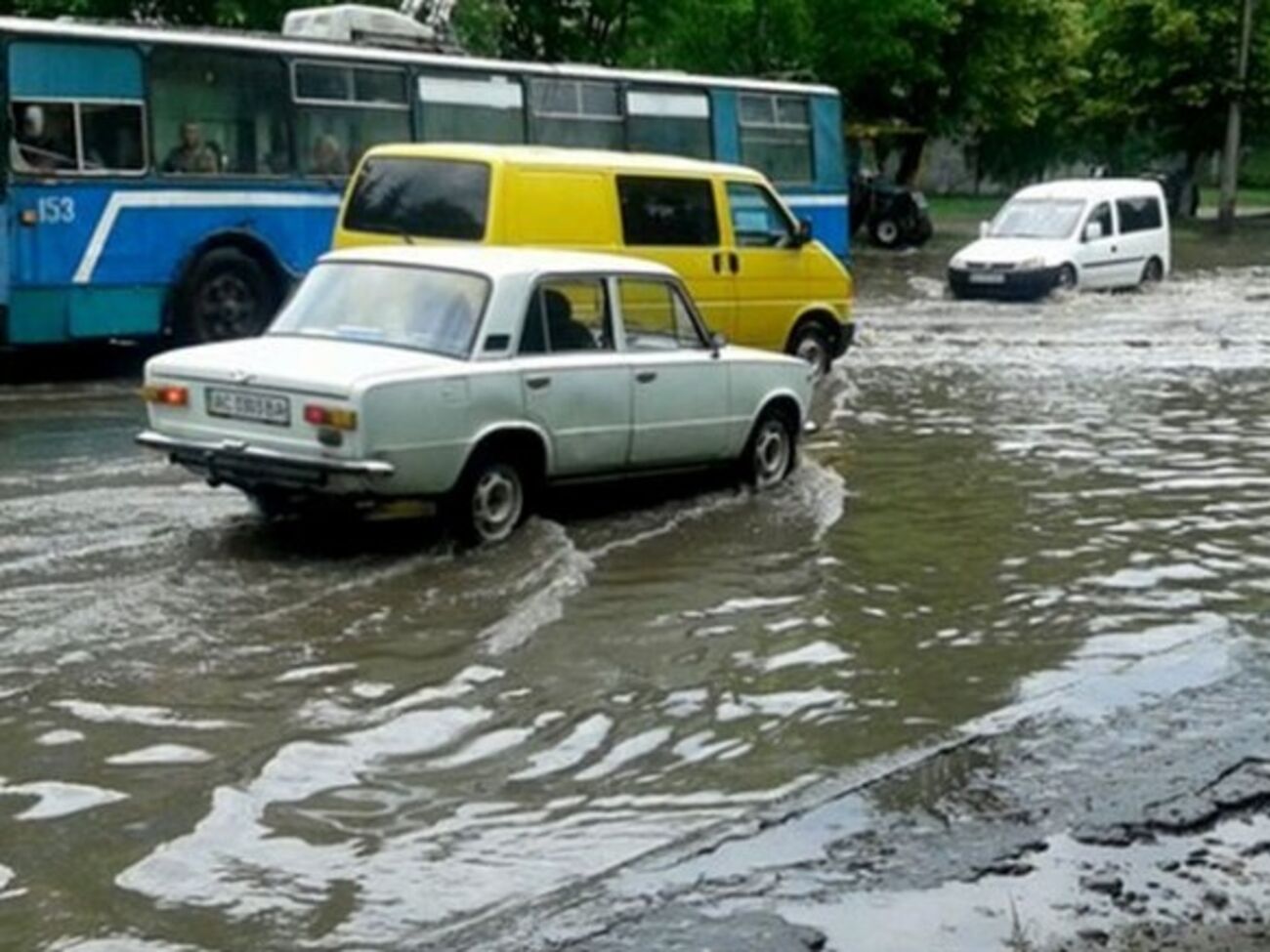Западные области Украины пострадали от сильных дождей и ветра