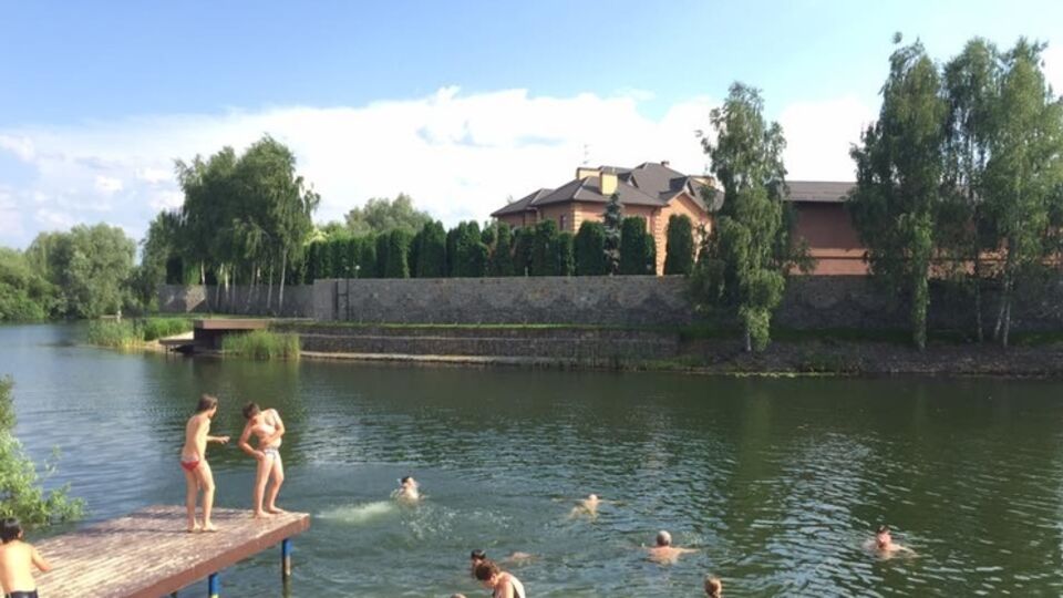 Пруд в селе Козин, на котором обстреляли детей