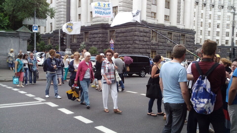 По данным милиции, в акции возле здания правительства участвуют около 200 человек