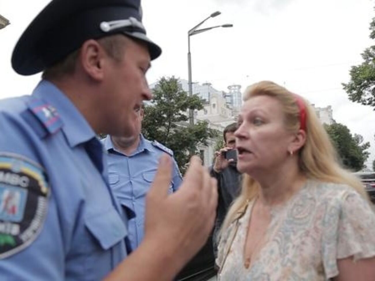 Митингующие больше не блокируют улицу Грушевского, а отправились пикетировать здание парламента