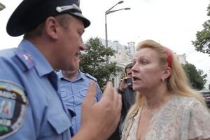 Митингующие больше не блокируют улицу Грушевского, а отправились пикетировать здание парламента