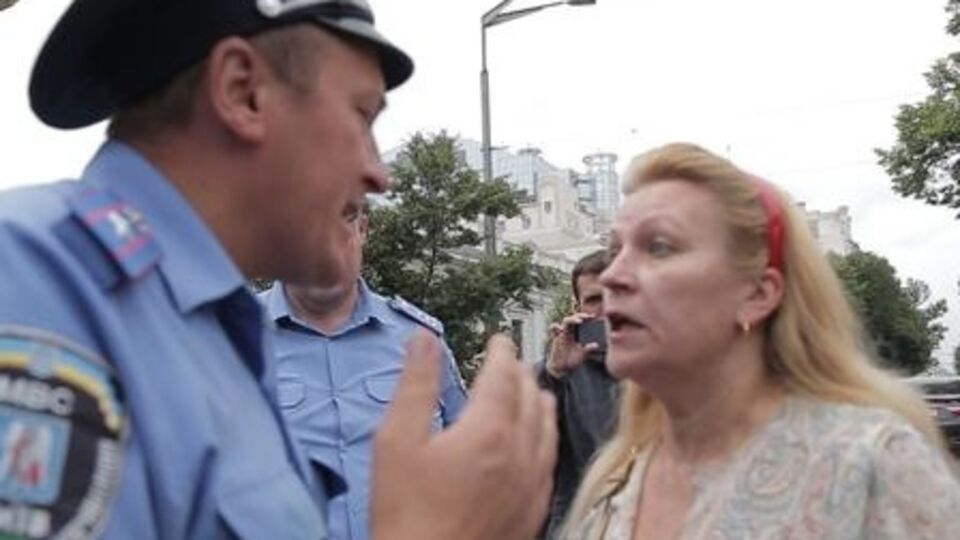 Митингующие больше не блокируют улицу Грушевского, а отправились пикетировать здание парламента