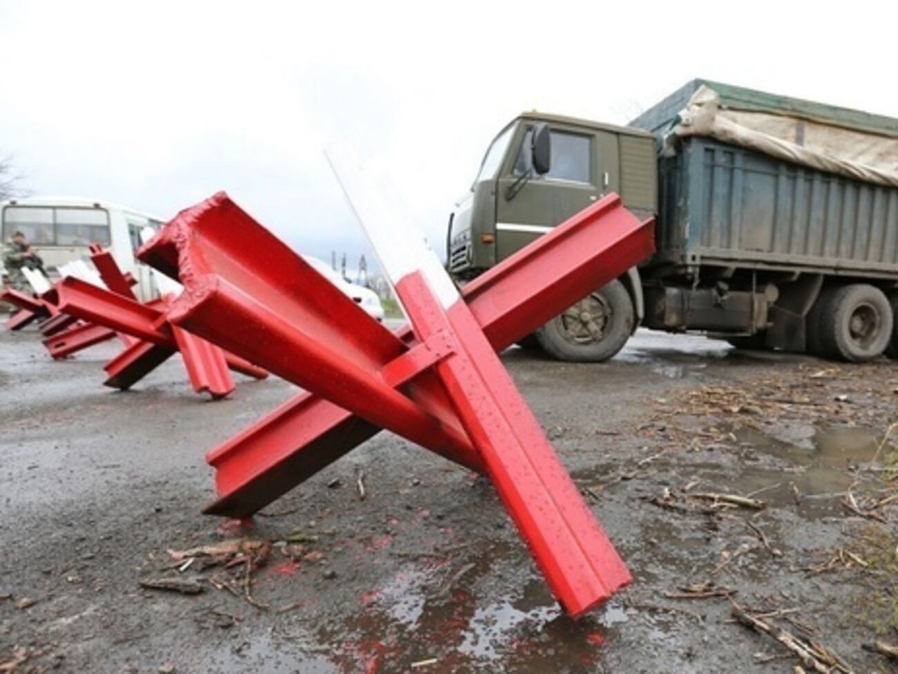 Украинские военные угрожали друг другу оружием из-за шести фур с контрабандой