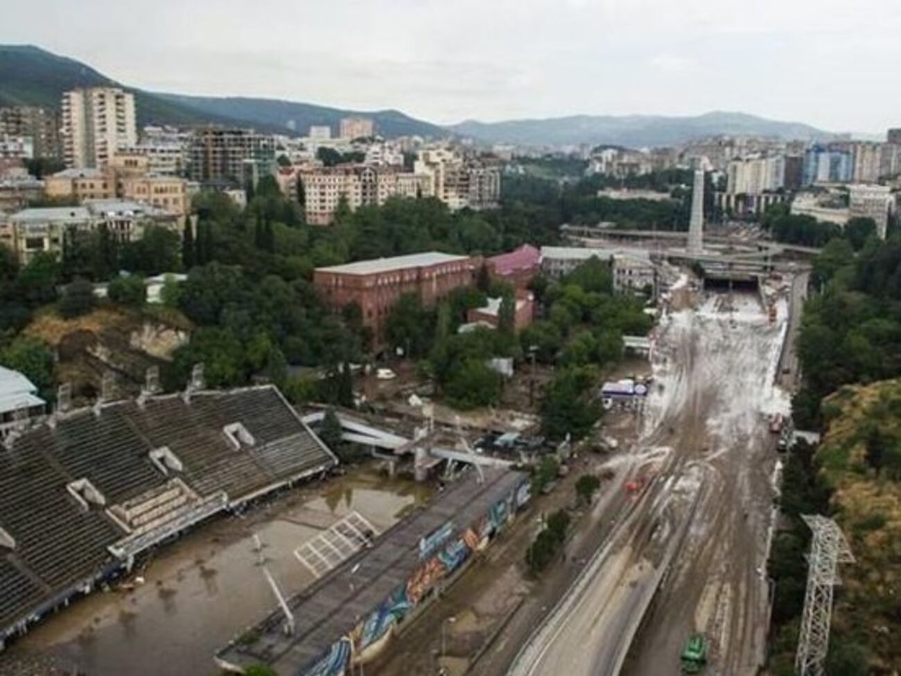 19 человек погибли во время наводнения в Тбилиси