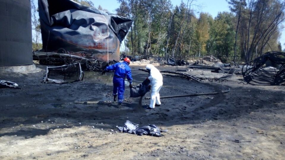 Пожар на нефтебазе под Киевом продолжается больше недели