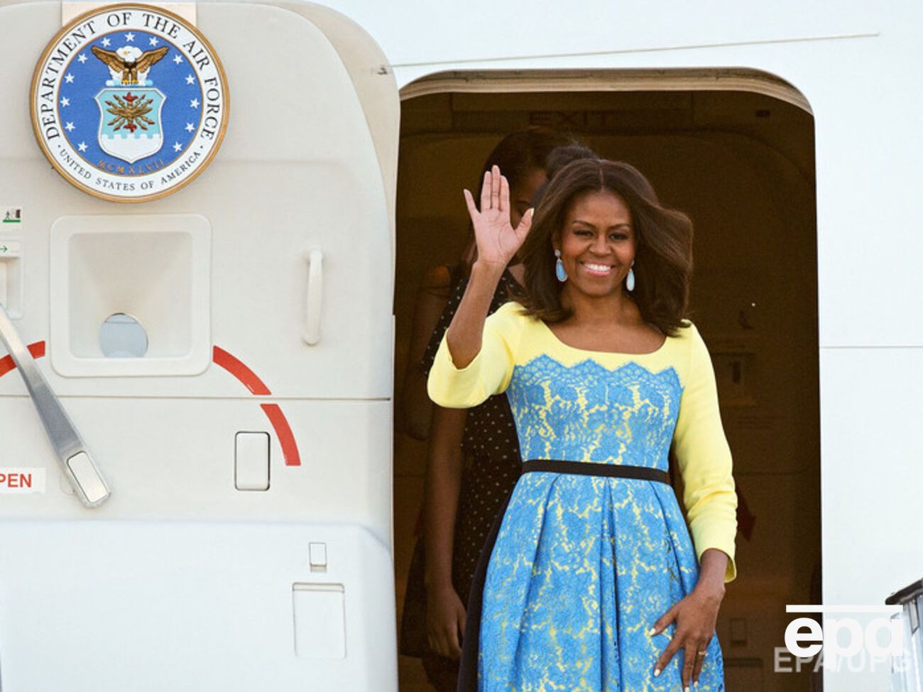 Супруга президента США Мишель Обама появилась на публике в желто-голубом платье