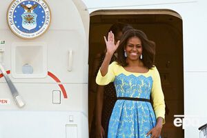 Супруга президента США Мишель Обама появилась на публике в желто-голубом платье