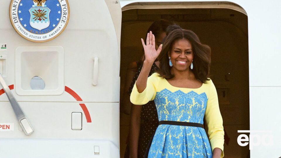 Супруга президента США Мишель Обама появилась на публике в желто-голубом платье