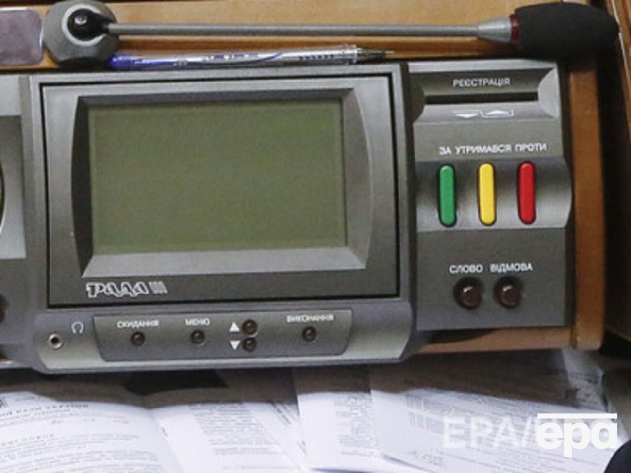 Нарушающих правило о личном госовании депутатов хотят наказывать