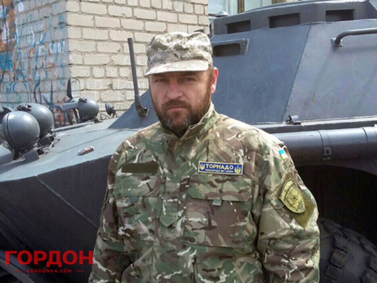 По словам Николая Цукура, бойцы "Торнадо" готовятся, что ночью их базу будут штурмовать, но не сложат оружие, пока не удостоверятся, что с их командиром Онищенко все в порядке