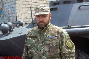 По словам Николая Цукура, бойцы "Торнадо" готовятся, что ночью их базу будут штурмовать, но не сложат оружие, пока не удостоверятся, что с их командиром Онищенко все в порядке