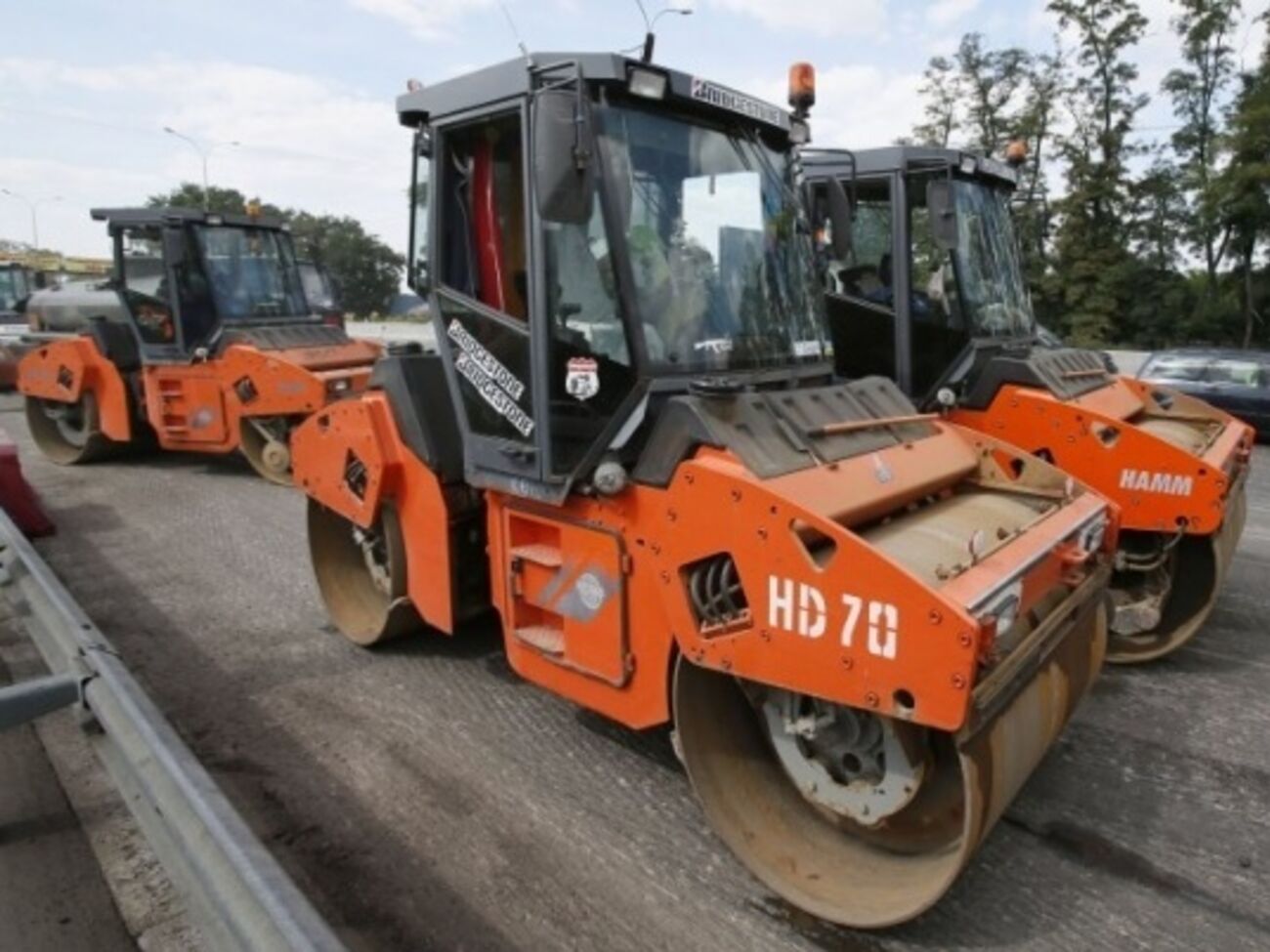 <span>В "Укравтодоре" говорят, что&nbsp;дорожная отрасль Украины финансируется с задержками уже который год подряд,&nbsp;из-за этого "облавтодоры" имеют задолженность в сумме 125 млн грн по заработной плате перед работниками, а также долг в сумме 900 млн