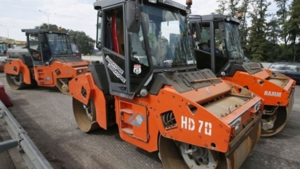 <span>В "Укравтодоре" говорят, что дорожная отрасль Украины финансируется с задержками уже который год подряд, из-за этого "облавтодоры" имеют задолженность в сумме 125 млн грн по заработной плате перед работниками, а также долг в сумме 900 млн