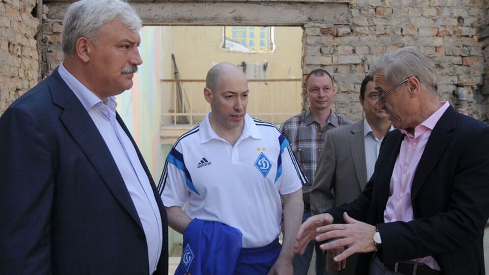 Строители уже укрепили фундамент, стены, конструкции кровли кинотеатра "Жовтень" и готовятся к замене инженерных коммуникаций