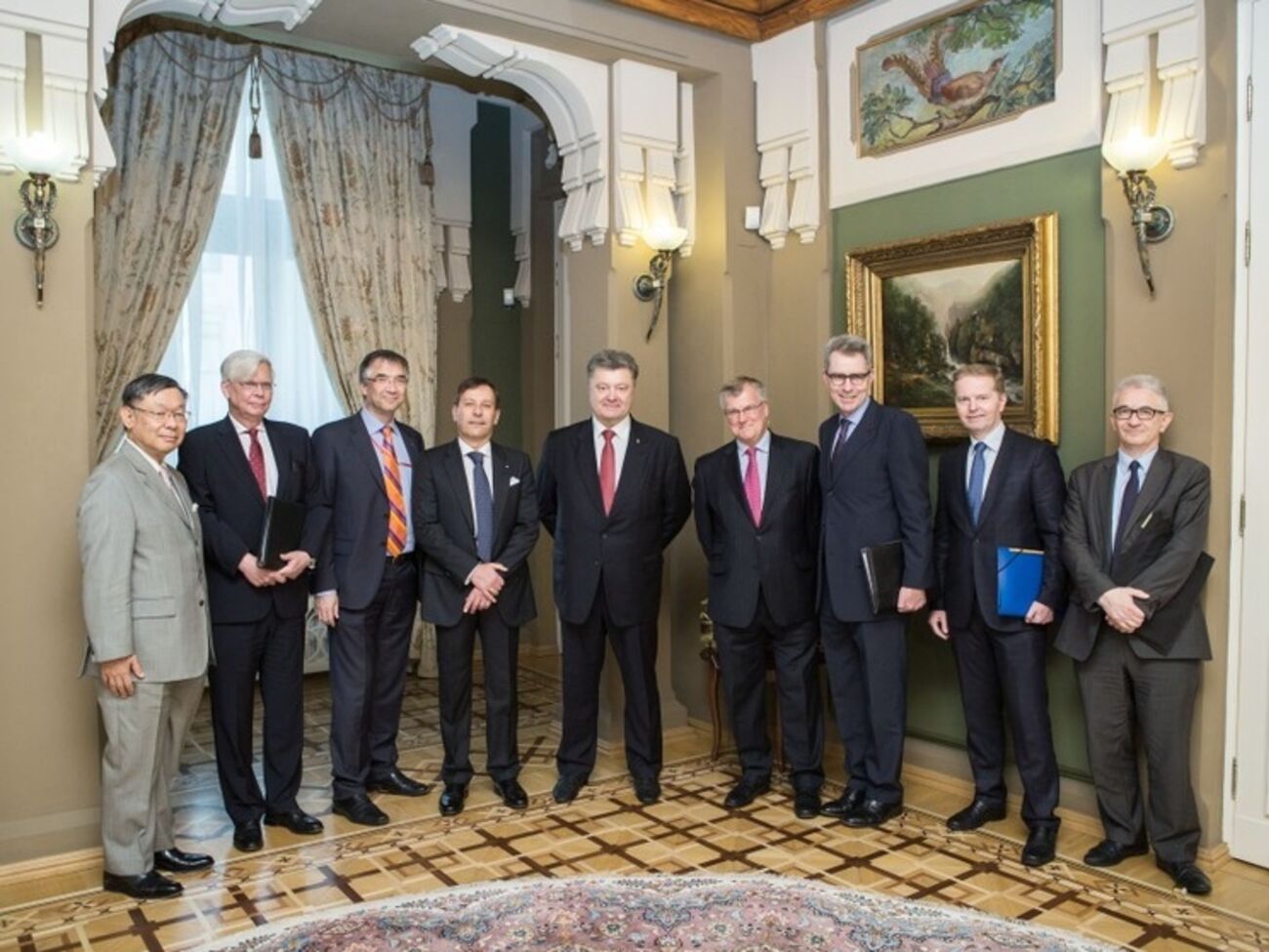 Порошенко поблагодарил Великобританию, Италию, Канаду, Германию, США, Францию, Японию и ЕС за единство и постоянную солидарность с Украиной на пути к миру и реформам