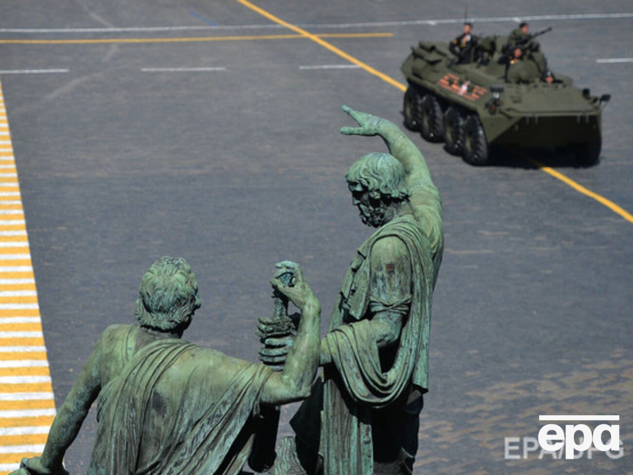 Российские военные во время учений "уронили" с самолета&nbsp;БМД