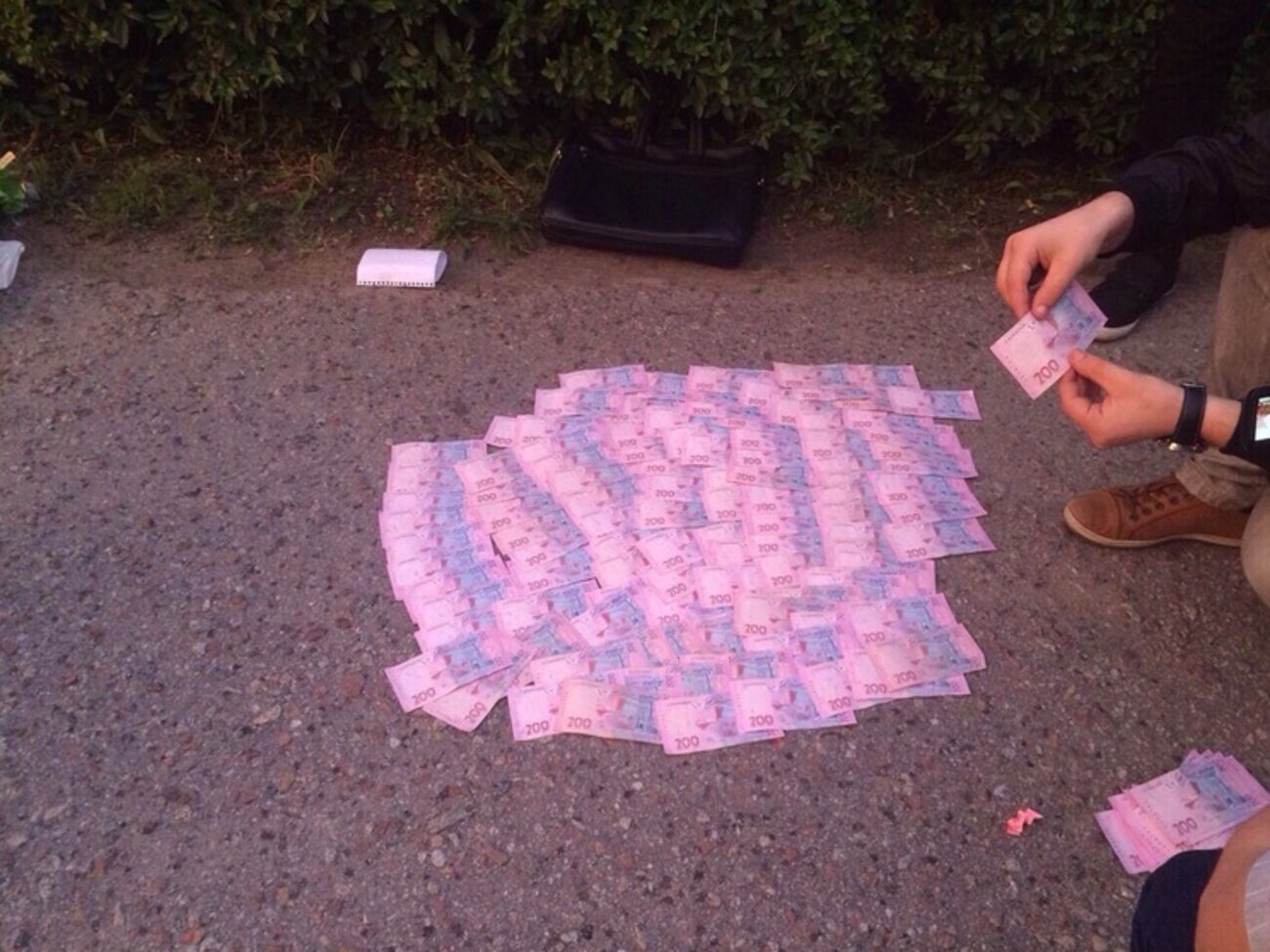 Чиновник получил 30 тысяч гривен взятки