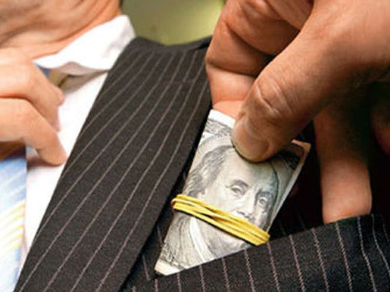 Взятку чиновник просил за оформление разрешения на оружие