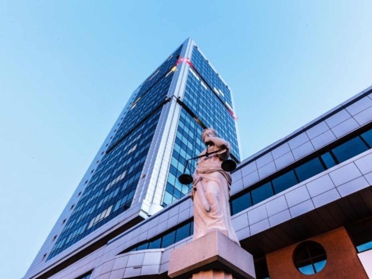 По какой причине проводится обыск, неизвестно