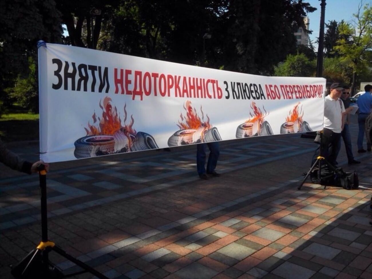 Порошенко: После снятия неприкосновенности прекратятся дискуссии о том, что преступники идут в парламент, чтобы избежать ответственности