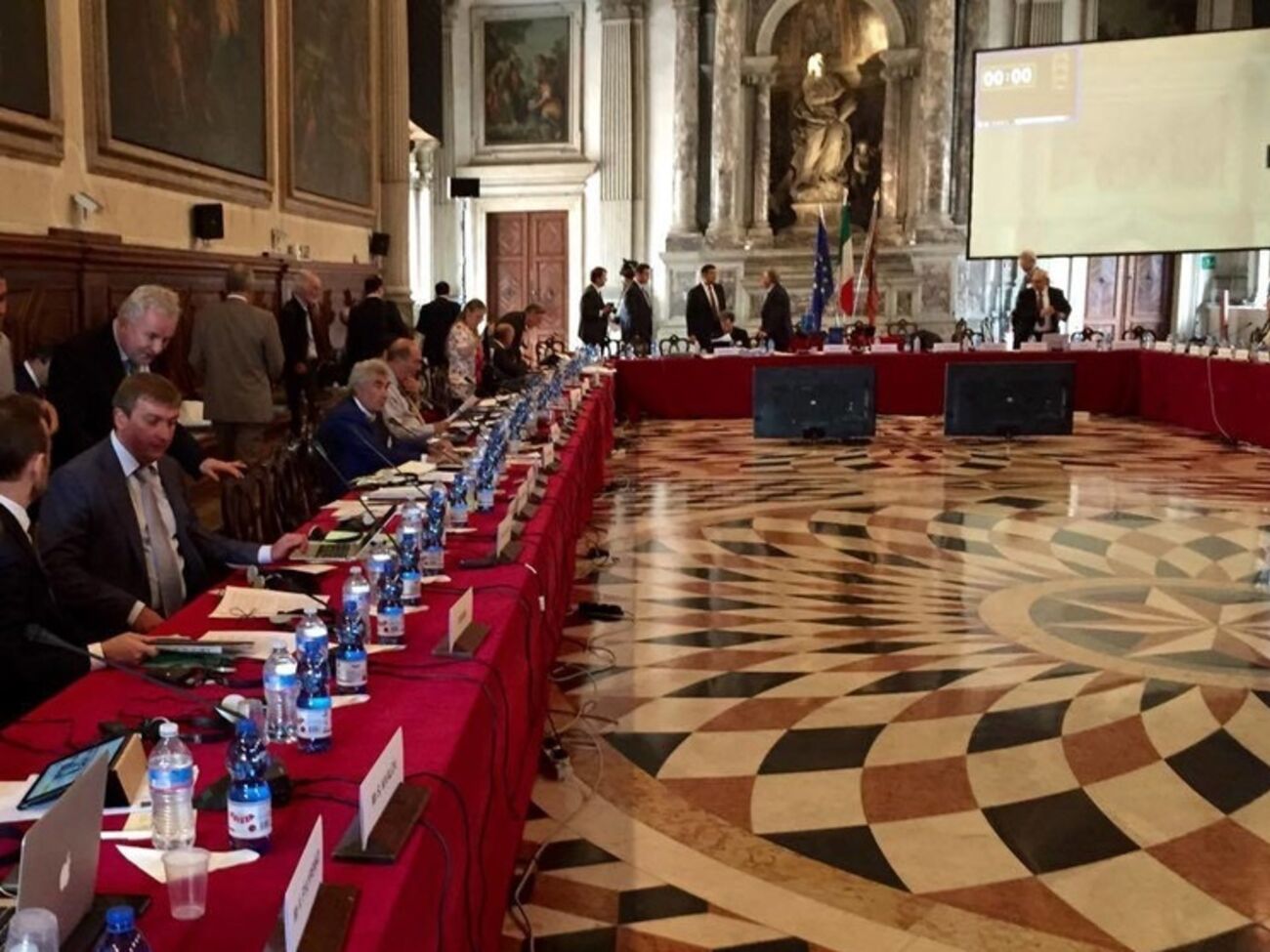 Павел Петренко (второй слева) на заседании Венецианской комиссии в Италии