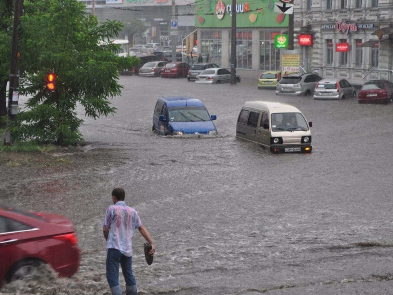 В Днепропетровске прошел сильный ливень, центр города затопило. Фоторепортаж