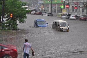 В Днепропетровске прошел сильный ливень, центр города затопило. Фоторепортаж