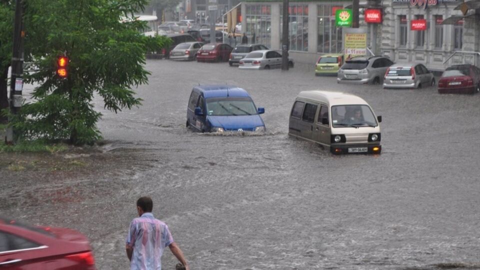 В Днепропетровске прошел сильный ливень, центр города затопило. Фоторепортаж