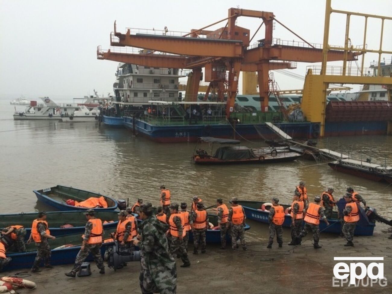 В Китае спасатели направлены к месту гибели затонувшего на реке Янцзы туристического судна