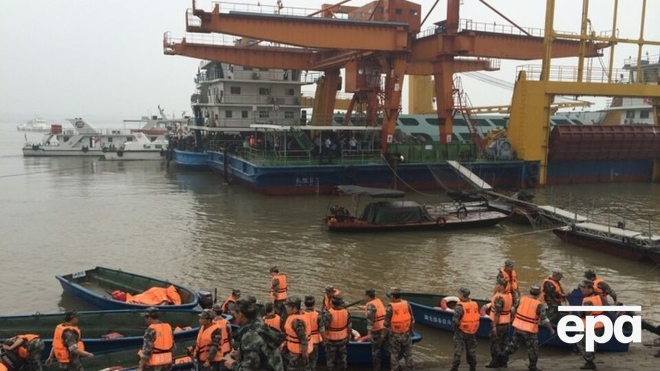 В Китае спасатели направлены к месту гибели затонувшего на реке Янцзы туристического судна