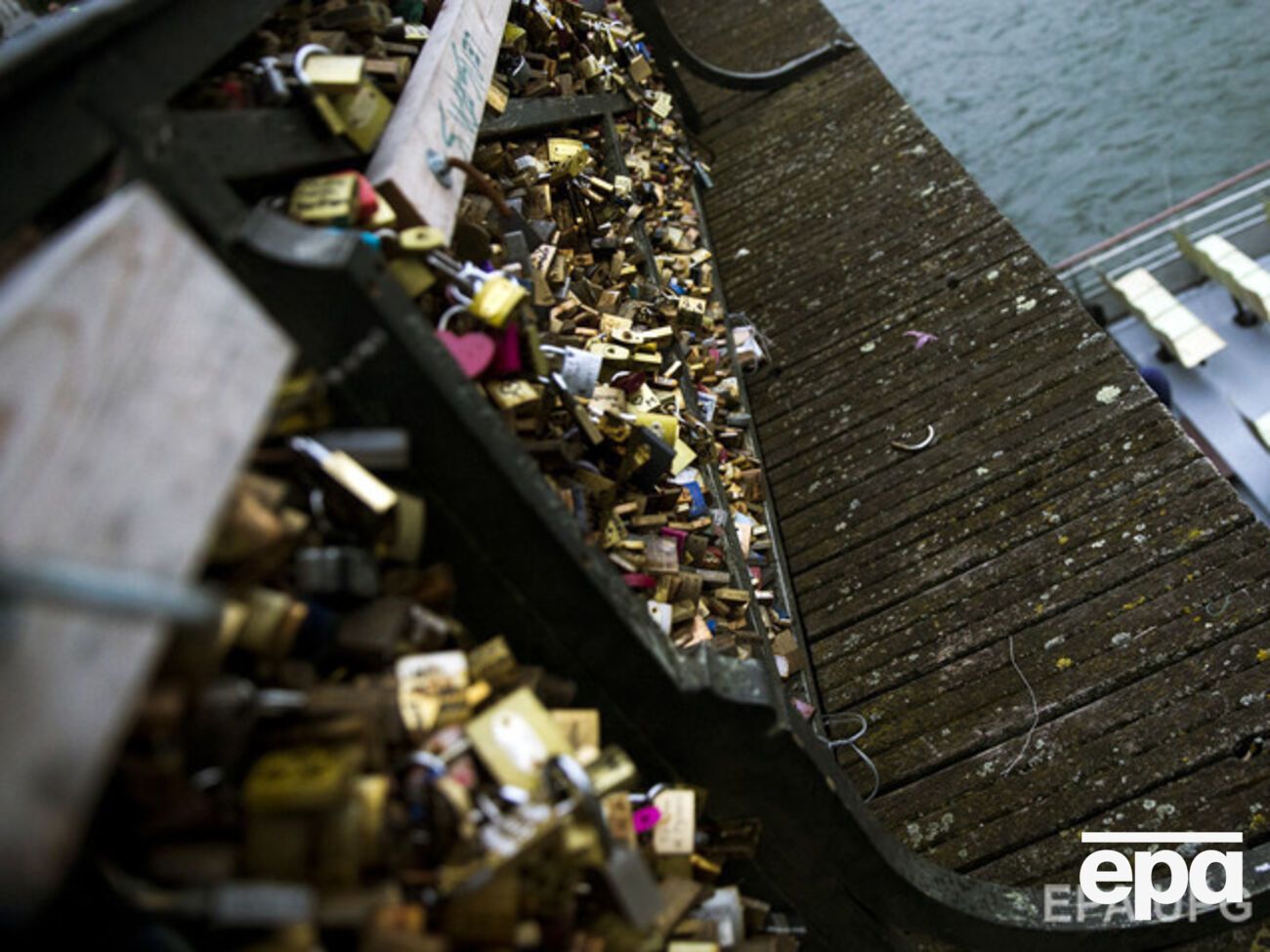 Количество "замков любви" в Париже стало угрожающим