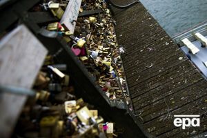 Количество "замков любви" в Париже стало угрожающим