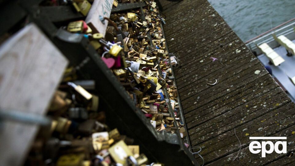 Количество "замков любви" в Париже стало угрожающим