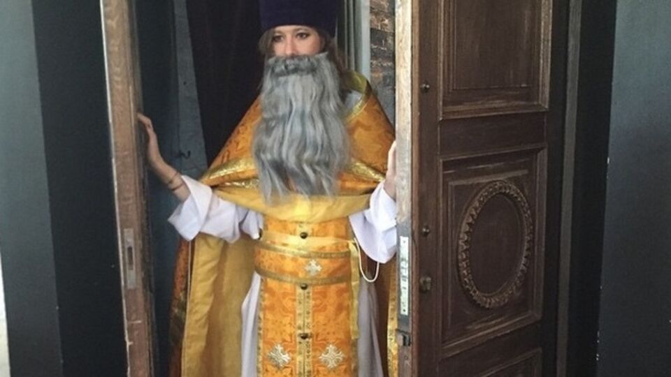 По мнению верующих, эта фотография Собчак оскорбляет их чувства