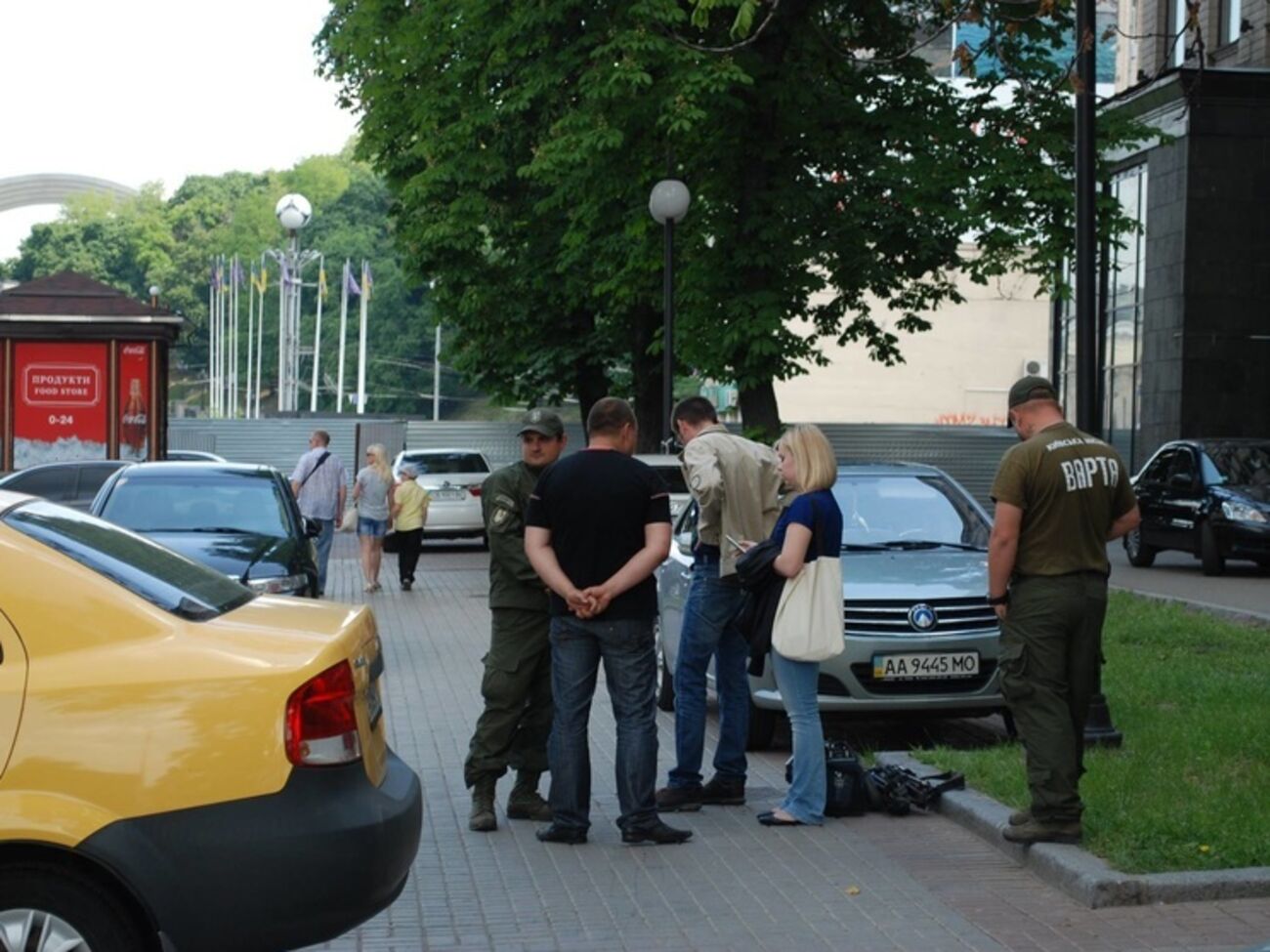 Российских журналистов задержали в центре Киева