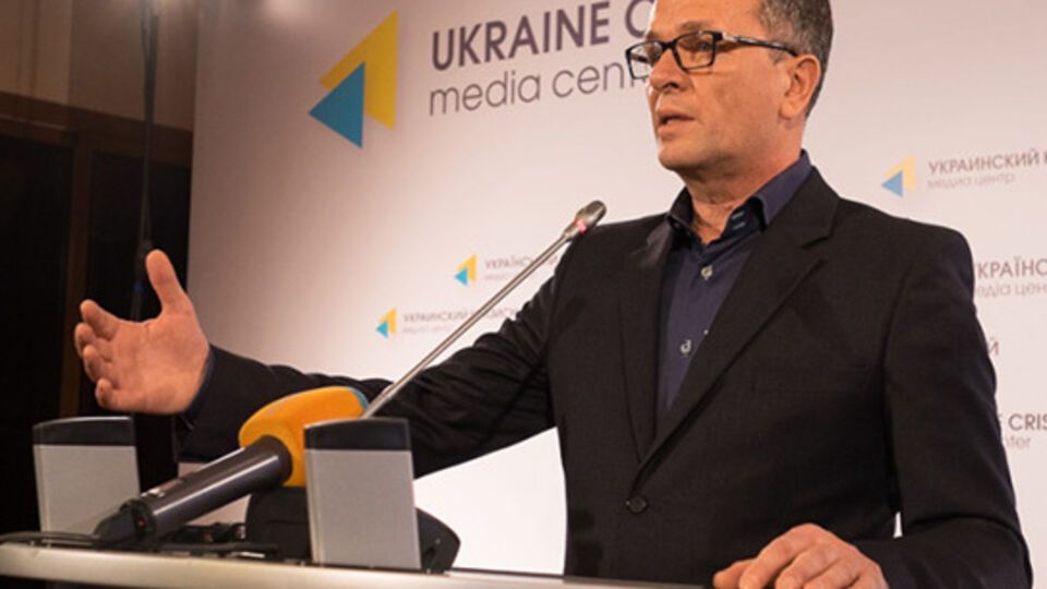 Молодежь уезжает, потому что мобильнее и прагматичнее, считает Уткин