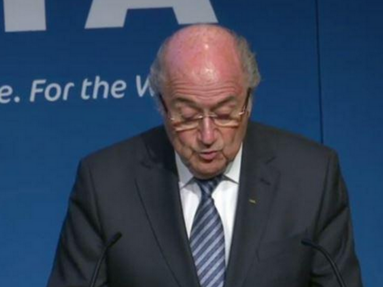 Йозеф Блаттер зачитывает заявление об отставке