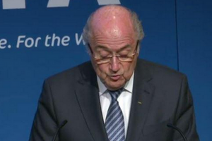 Йозеф Блаттер зачитывает заявление об отставке