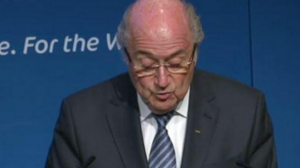 Йозеф Блаттер зачитывает заявление об отставке