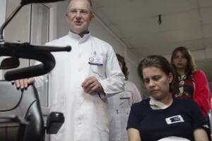 Волонтеры из Чернигова подарили электромобиль украинской медсестре Ирине Иванюш