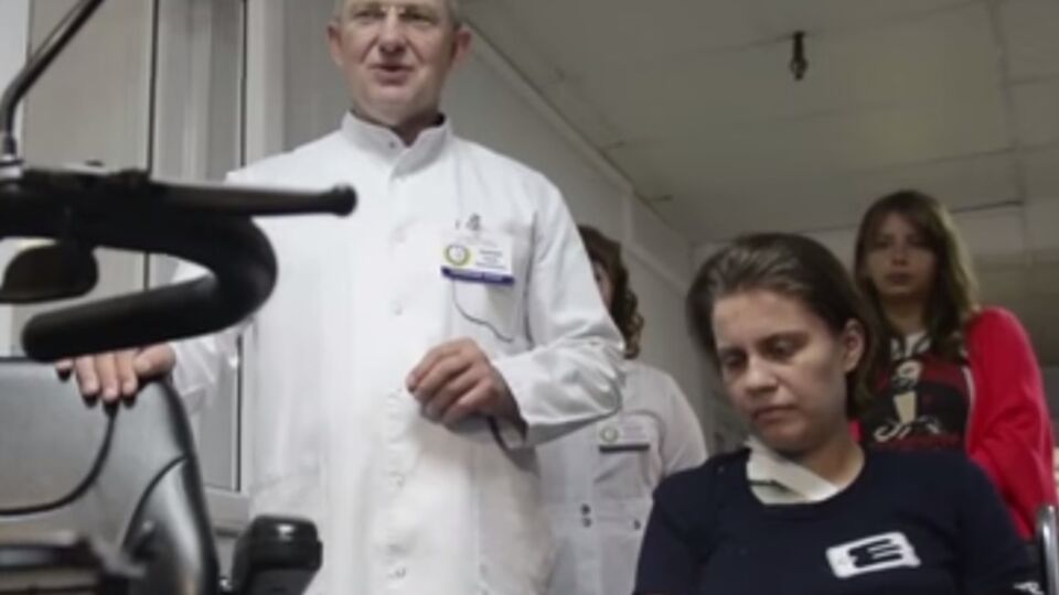 Волонтеры из Чернигова подарили электромобиль украинской медсестре Ирине Иванюш