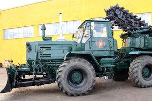 Полковая землеройная машина на базе трактора Т-150 будет помогать рыть окопы и укрытия в зоне АТО