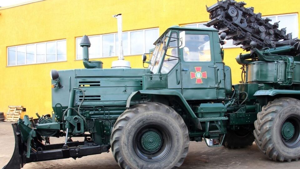 Полковая землеройная машина на базе трактора Т-150 будет помогать рыть окопы и укрытия в зоне АТО