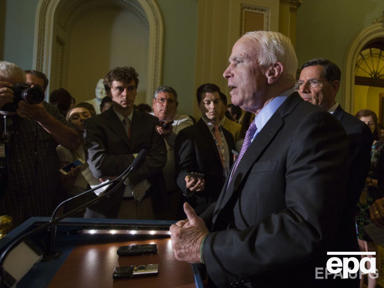 Маккейн: Нам крайне необходимо предоставить Украине оружие