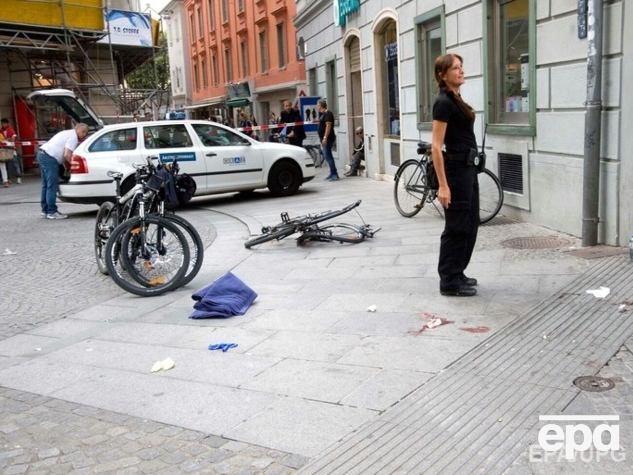 Мужчина въехал в скопление прохожих