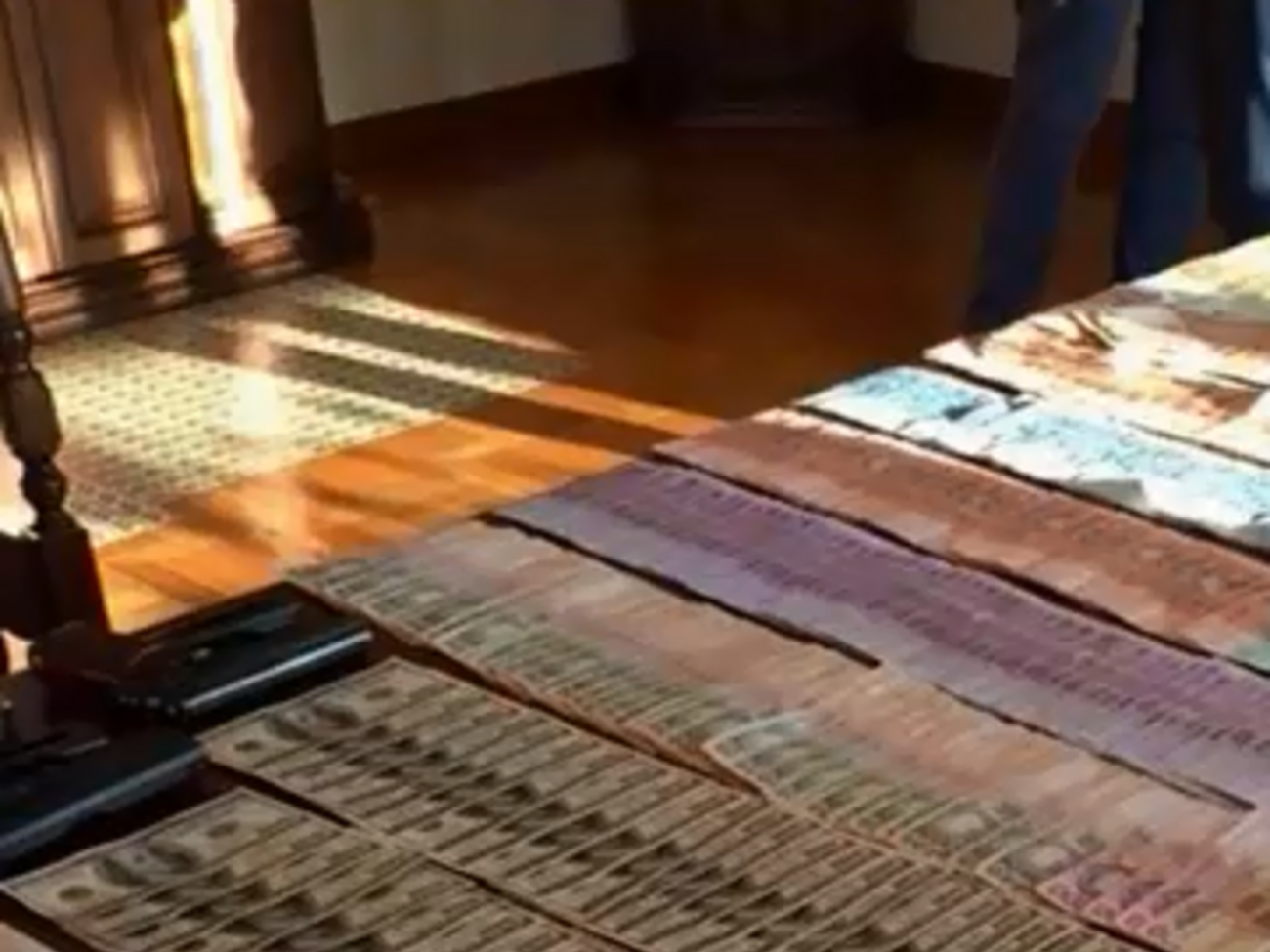 В Апелляционном суде обнаружили много наличных денег