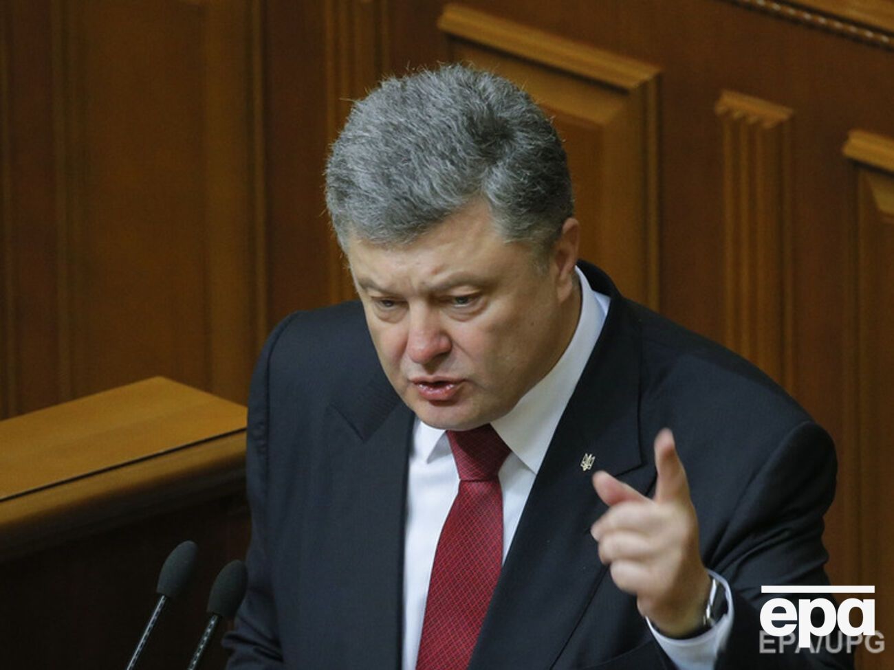 В АП объяснили, почему Порошенко обжаловал в КС лишение Януковича звания президента