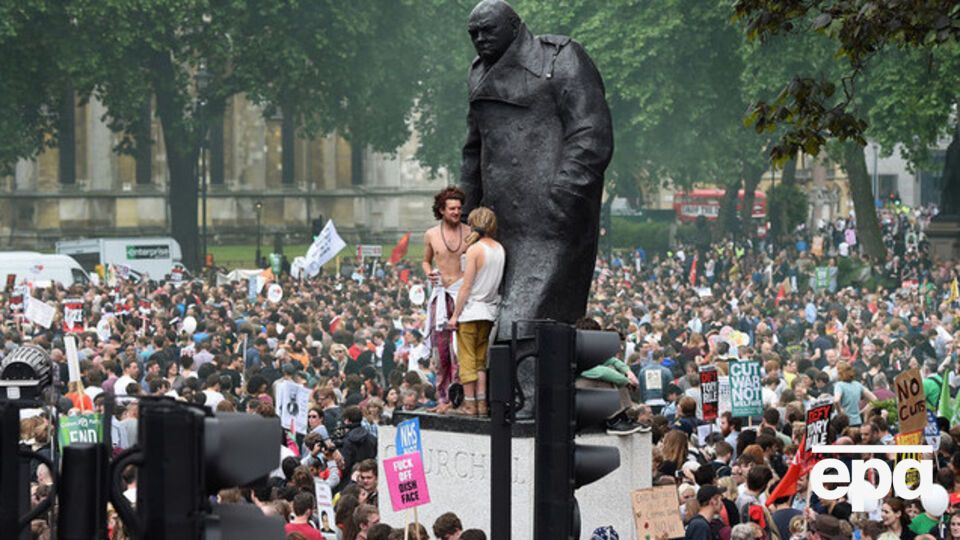 Протестующие против мер жесткой экономии возле памятника Уинстону Черчиллю в Лондоне