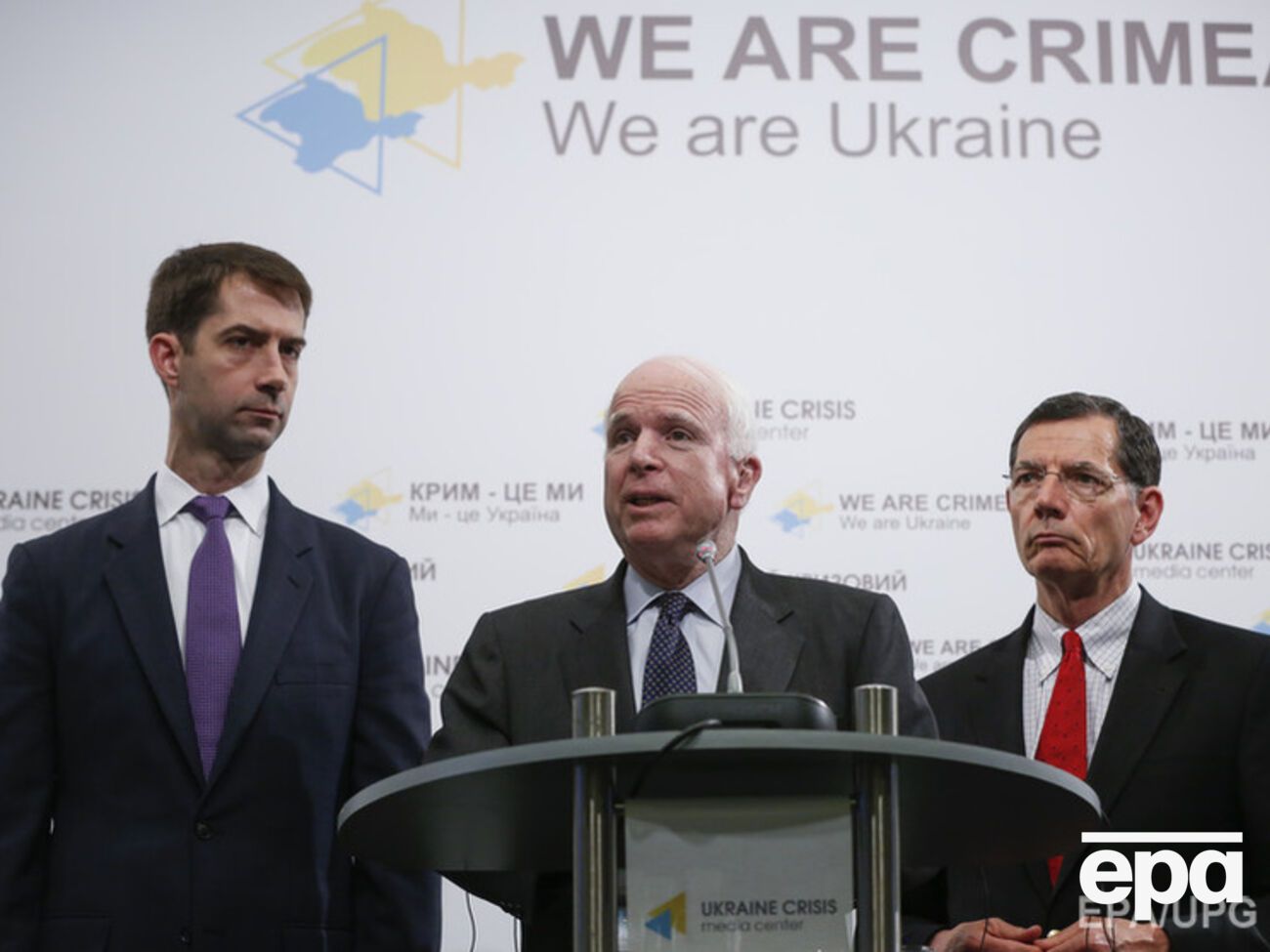 Джон Маккейн (в центре) в компании своих коллег по сенату США Тома Коттона и Джона Баррасо во время визита в Киев 20 июня